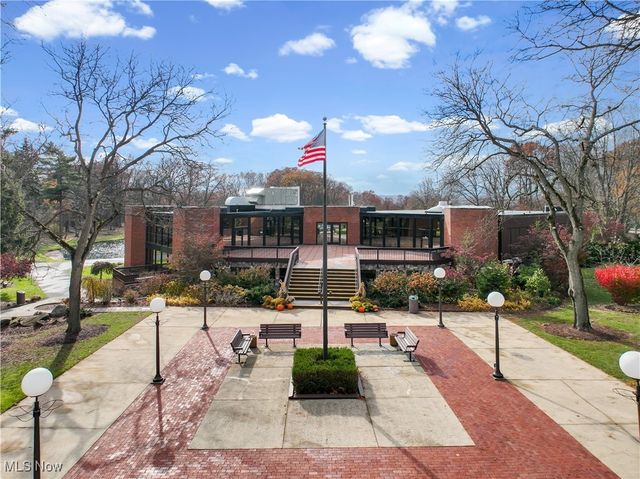 6330 Greenwood 103, Sagamore Hills, OH 44067