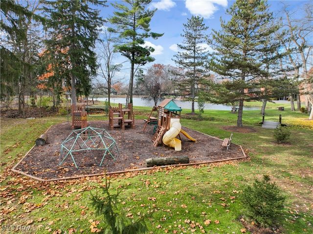 6330 Greenwood 103, Sagamore Hills, OH 44067