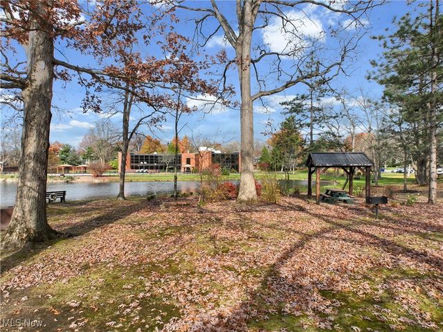 6330 Greenwood 103, Sagamore Hills, OH 44067