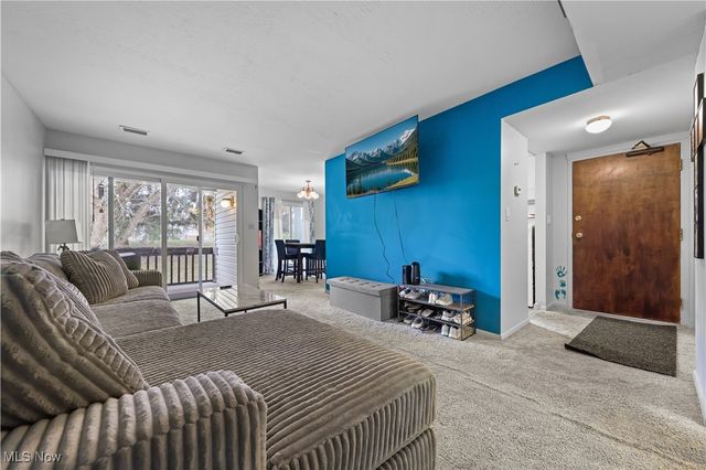 6330 Greenwood 103, Sagamore Hills, OH 44067