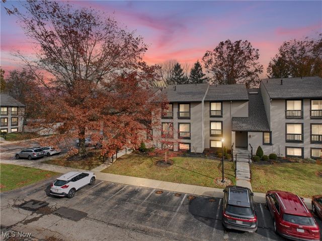 6330 Greenwood 103, Sagamore Hills, OH 44067