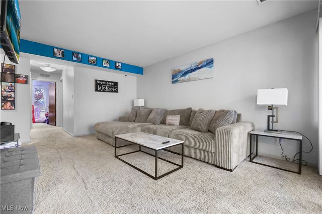 6330 Greenwood 103, Sagamore Hills, OH 44067