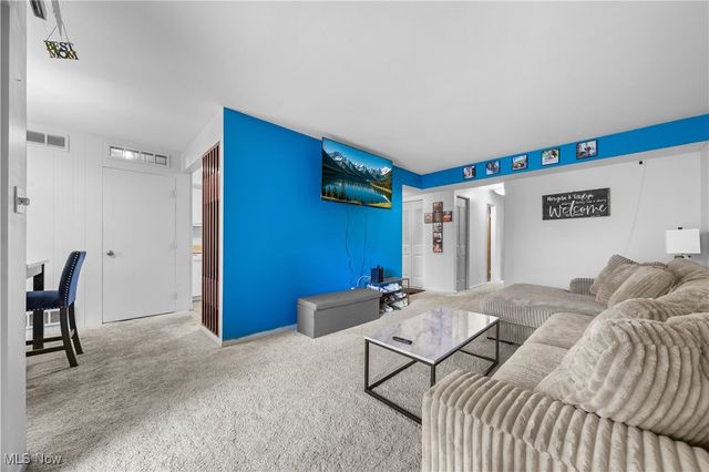 6330 Greenwood 103, Sagamore Hills, OH 44067