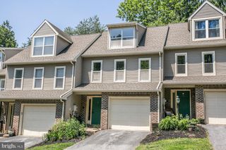 8 WESTPOINTE DR, Ephrata, PA 17522