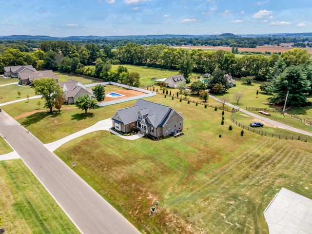8014 Traditions Ln, Columbia, TN 38401