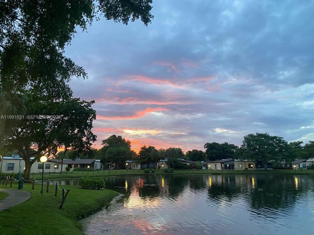 2 Briarwood Cir 212, Hollywood, FL 33024