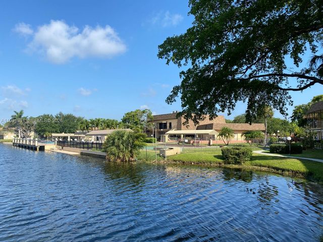 2 Briarwood Cir 212, Hollywood, FL 33024