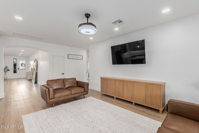 6404 W BLACK HILL Road, Phoenix, AZ 85083