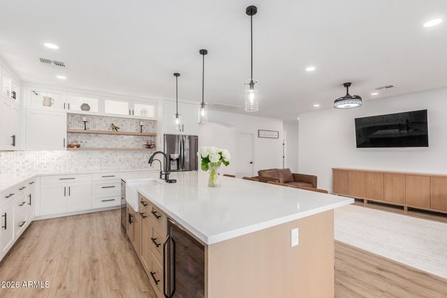 6404 W BLACK HILL Road, Phoenix, AZ 85083