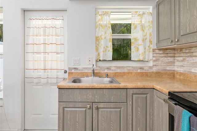 4001 GROVELAND AVENUE, Sarasota, FL 34231
