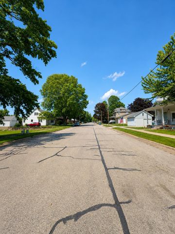 129 Washington, Denver, IA 50622