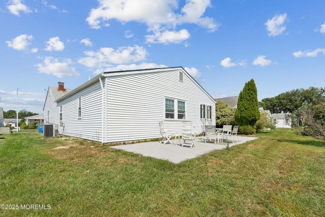13 Thronbury Court, Toms River, NJ 08757