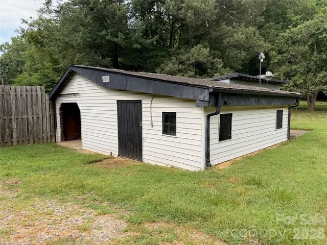 2475 Shelton Avenue, Statesville, NC 28677
