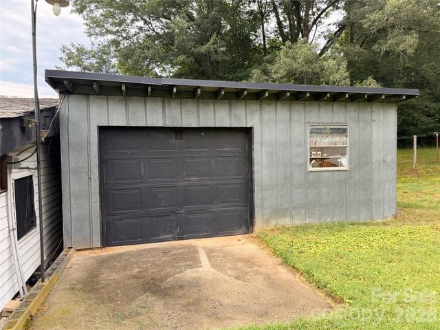 2475 Shelton Avenue, Statesville, NC 28677