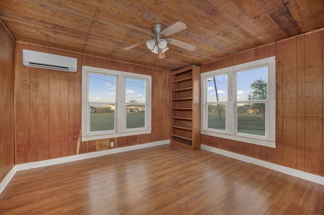 303 Seeley Avenue, Mount Calm, TX 76673