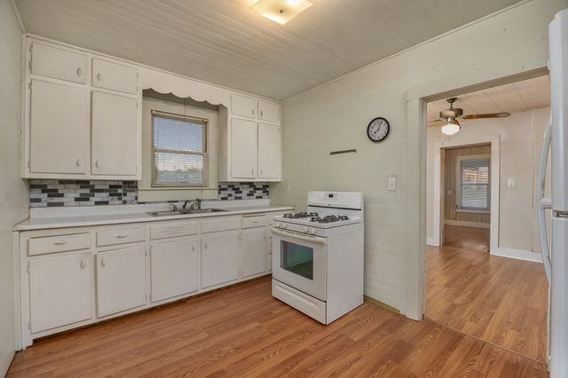 303 Seeley Avenue, Mount Calm, TX 76673