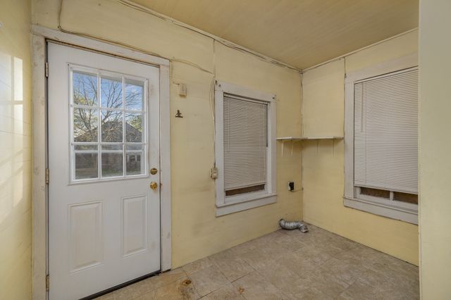 303 Seeley Avenue, Mount Calm, TX 76673