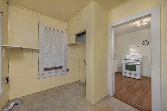 303 Seeley Avenue, Mount Calm, TX 76673