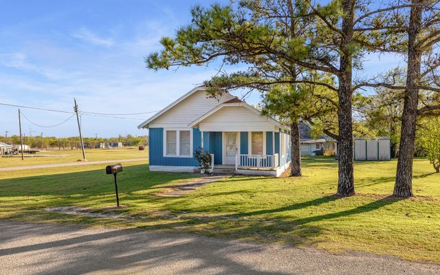 303 Seeley Avenue, Mount Calm, TX 76673