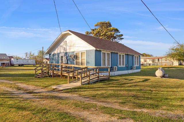 303 Seeley Avenue, Mount Calm, TX 76673