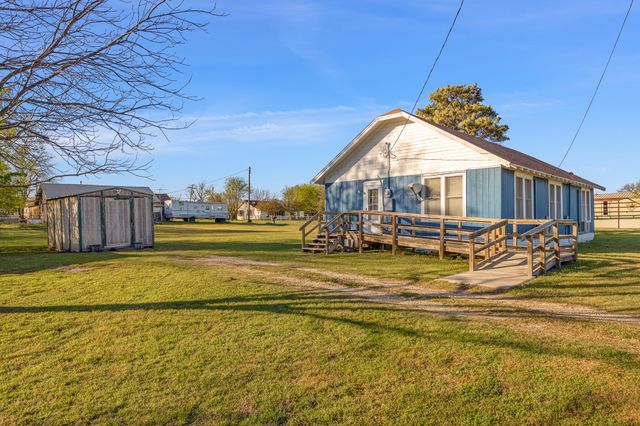 303 Seeley Avenue, Mount Calm, TX 76673