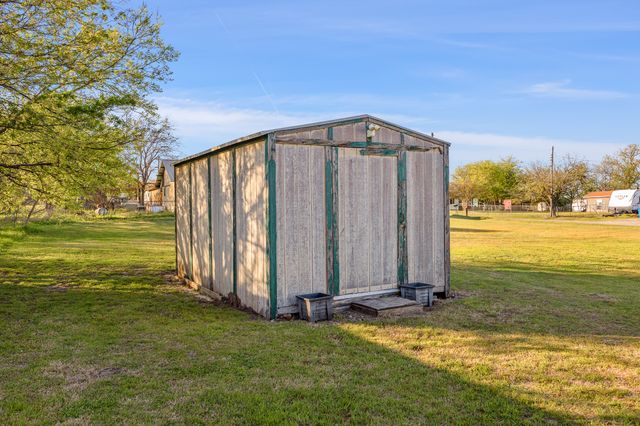 303 Seeley Avenue, Mount Calm, TX 76673