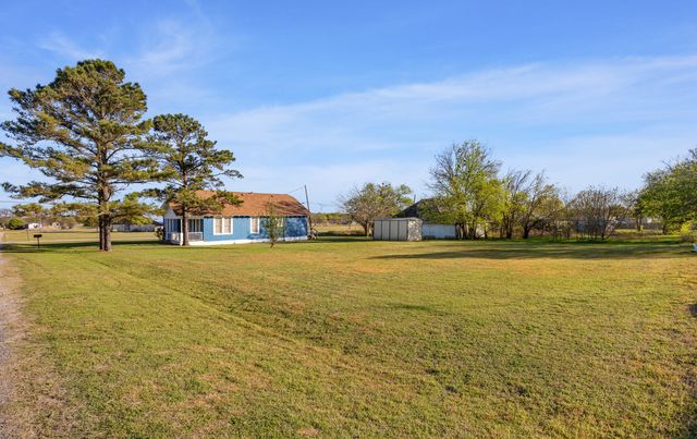 303 Seeley Avenue, Mount Calm, TX 76673