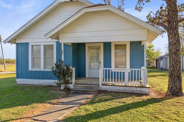 303 Seeley Avenue, Mount Calm, TX 76673