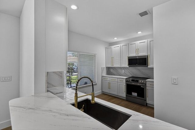 4243 SW 10th Court, Deerfield Beach, FL 33442