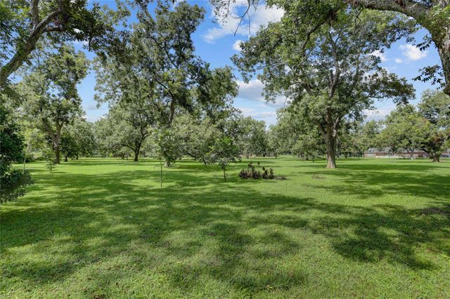 11 Pecanrow, Wharton, TX 77488