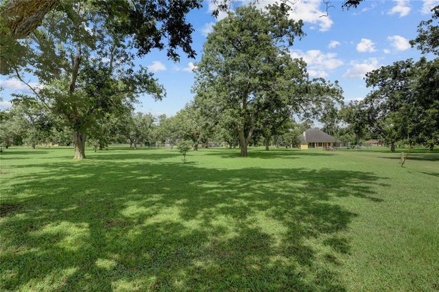 11 Pecanrow, Wharton, TX 77488