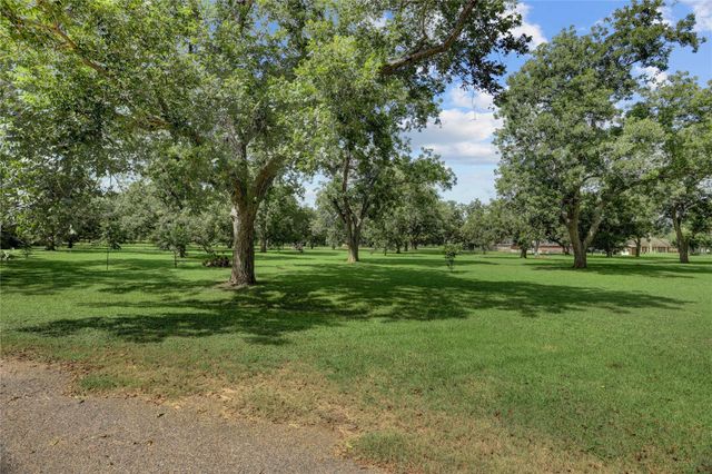 11 Pecanrow, Wharton, TX 77488