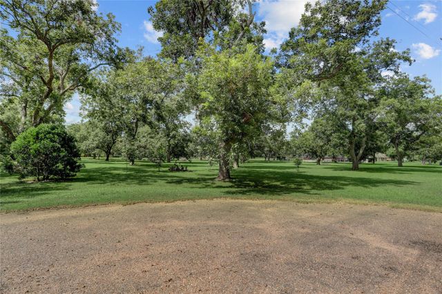 11 Pecanrow, Wharton, TX 77488