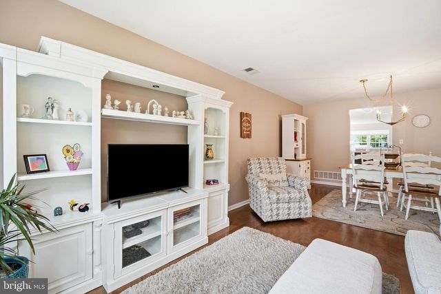 657 E CHANCERY LN, Absecon, NJ 08205