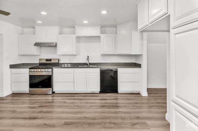 2500 Mandeline Avenue, Bakersfield, CA 93304