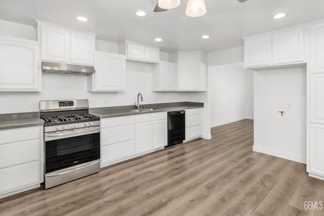 2500 Mandeline Avenue, Bakersfield, CA 93304