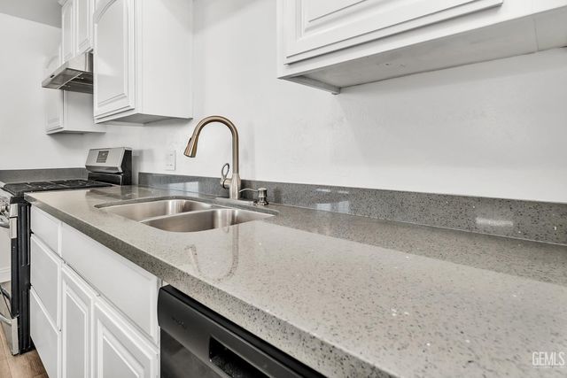 2500 Mandeline Avenue, Bakersfield, CA 93304