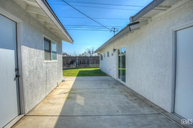 2500 Mandeline Avenue, Bakersfield, CA 93304