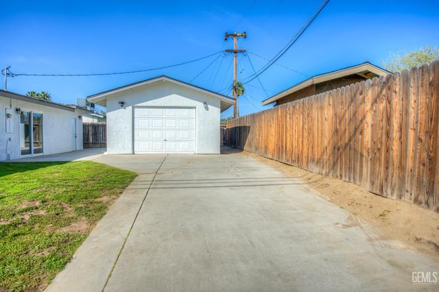 2500 Mandeline Avenue, Bakersfield, CA 93304
