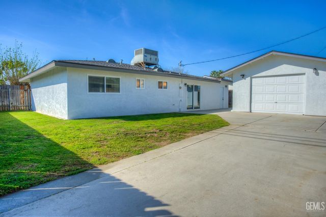 2500 Mandeline Avenue, Bakersfield, CA 93304