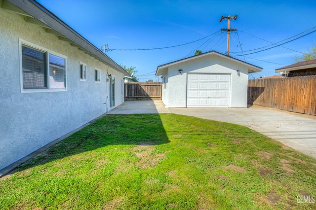 2500 Mandeline Avenue, Bakersfield, CA 93304
