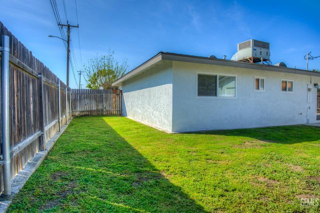 2500 Mandeline Avenue, Bakersfield, CA 93304