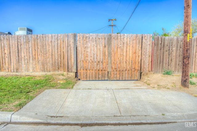 2500 Mandeline Avenue, Bakersfield, CA 93304