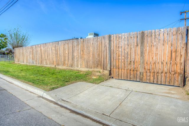 2500 Mandeline Avenue, Bakersfield, CA 93304