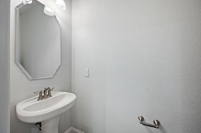 605 Roscoe Drive, Midlothian, TX 76065