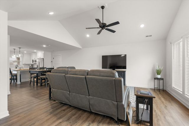 2275 N TRAVELLER DR, Columbia, MO 65202