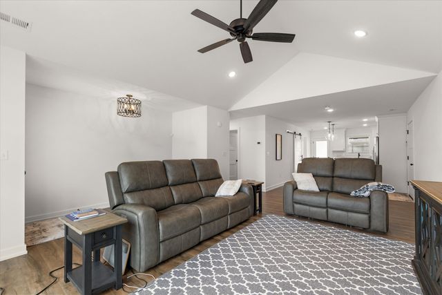 2275 N TRAVELLER DR, Columbia, MO 65202