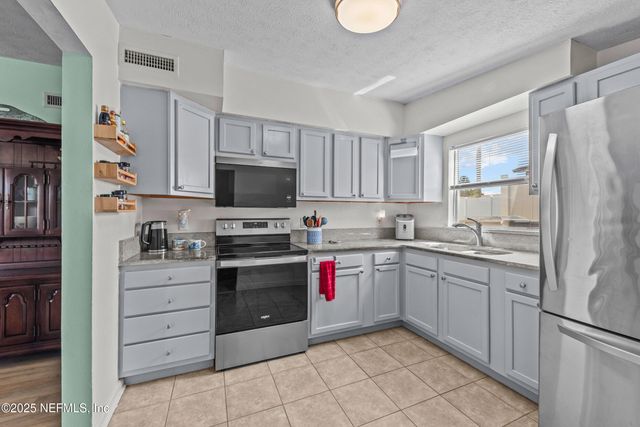 11305 EMUNESS Road, Jacksonville, FL 32218