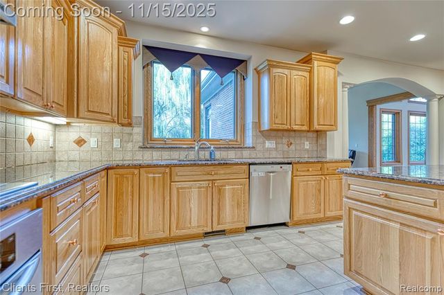 40600 8 Mile Road, Novi, MI 48167