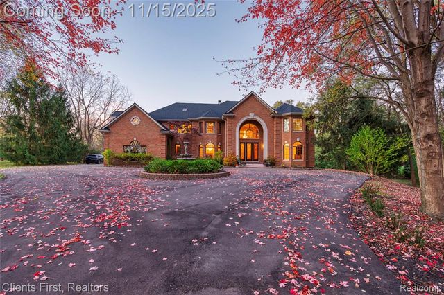 40600 8 Mile Road, Novi, MI 48167